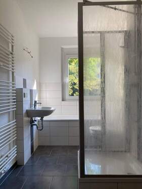 Bad mit Dusche & Wanne - 