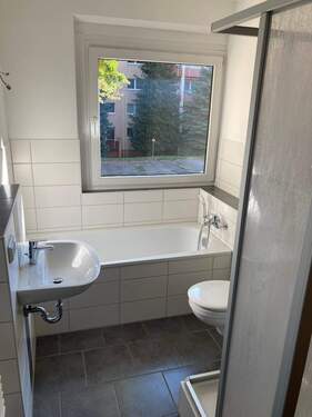 Bad mit Dusche & Wanne - 6 Zimmer Etagenwohnung in Döbeln