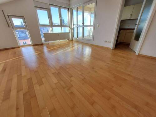 Wohnzimmer.jpg - Lichtdurchflutete Wohnung in ruhiger Lage mit Weit- und Bergblick