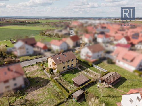 Volgelperspektive - Zweifamilienhaus mit idyllischem Garten