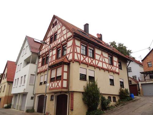 Hausansicht - FÜR SINGLE ODER PAAR! Helle, sonnige 2 12 Zimmer - Dachgeschoss Wohnung mit Loggia in Weinstadt-Schnait