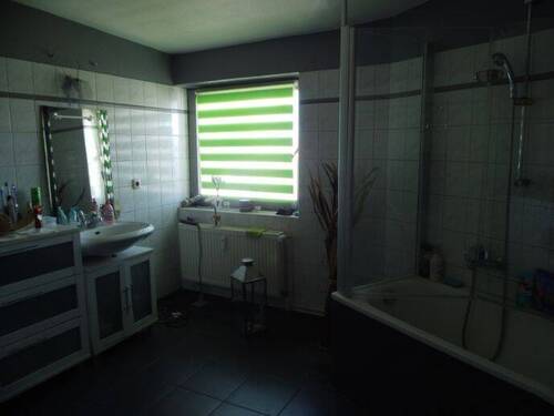 Bad mit Wanne und Fenster - 
