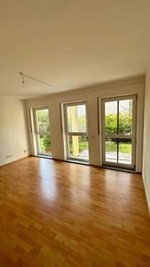 Wohnzimmer - Top gepflegte 2-Zimmer-Gartenwohnung mit Einbauküche in ruhiger Lage von Bad Soden