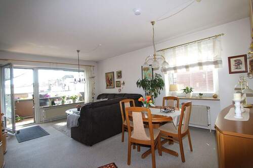 Das Wohnzimmer mit Zugang zum Südbalkon - 3 Zimmer Etagenwohnung in Malente