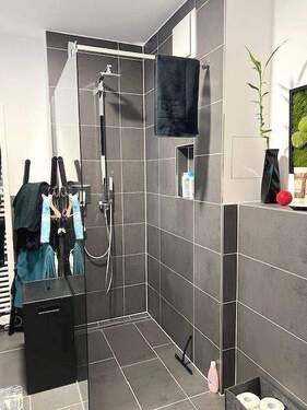 Bad mit behgehbarer Dusche - 