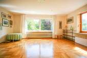 Wohnzimmer - Doppelhaushälfte mit 231,00 m² in Erlangen zum Kaufen