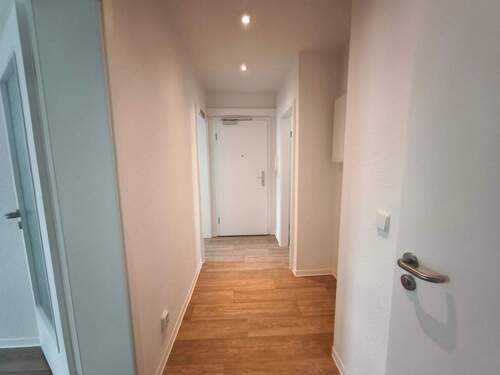 Flurbereich - *Vier Zimmer*Balkon*Wannenbad*alles neu*
