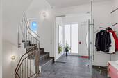Eingangsbereich und Treppenhaus - 