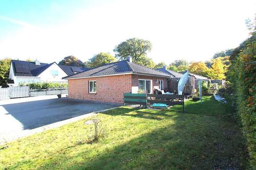 Westseite des Hauses mit der sonnigen Terrasse - 3 Zimmer Bungalow in Malente