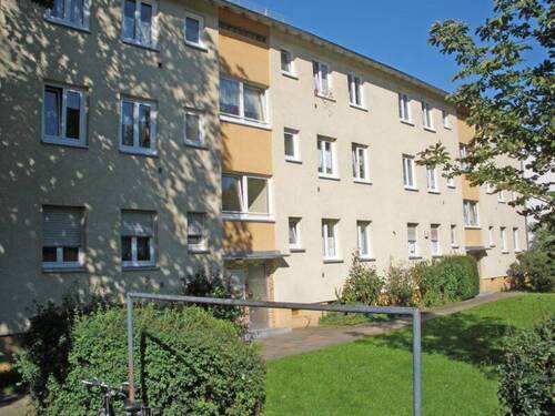 Rückwärtige Ansicht der Wohngebäude mit Hauseingängen und Außenanlage - Schöne 3-Zimmer-Wohnung in Heppenheim sucht neue Mieter
