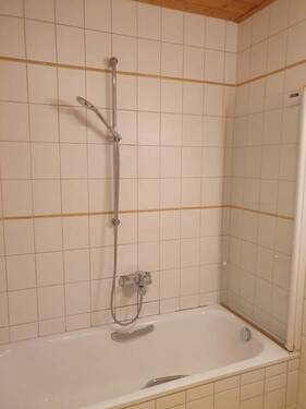 Badewanne mit Duschabtrennung - 