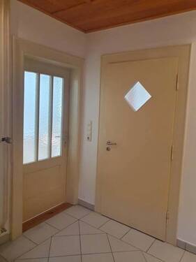 in der Diele mit Wohnungseingangstüre und Wohnzimmertüre - 