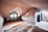 Zum Wohlfühlen - das Schlafzimmer mit angrezendem Badezimmer - 