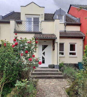 Hausansicht vorne - POLCH - traumhaft schönes Einfamilien-ENERGIESPARHAUS, mit Garten und Garage