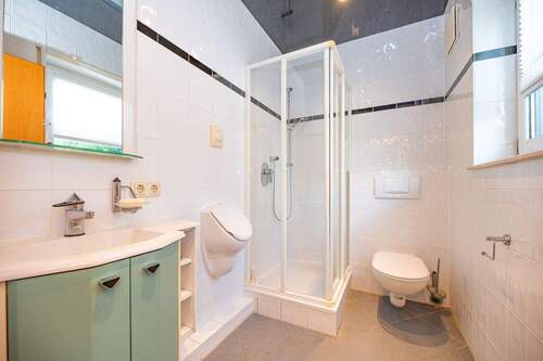 Gäste-WC mit Dusche - 
