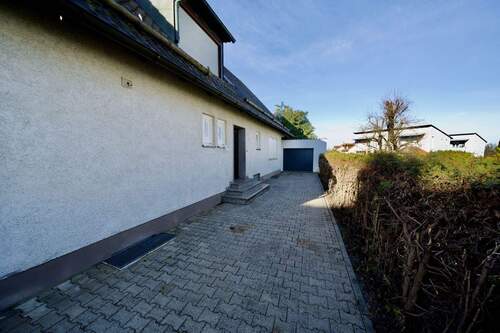 Einfahrt - 6 Zimmer Mehrfamilienhaus, Wohnhaus in Moosburg