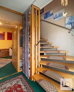 Eingangsbereich mit Treppenaufgang zum DG - 