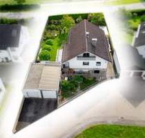 Solides Einfamilienhaus mit 5 ZKB zuzügl. Souterrain 2 ZKB, DG vorbereitet, Grund 950 qm, 2 Garagen - Böhmfeld