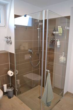 Bad - Dusche - 2 Zimmer Etagenwohnung in Nürnberg