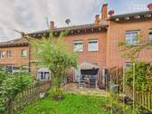 Hinten Ansicht - Ruhiges Reihenmittelhaus mit Terrasse, Garten und Stellplätzen