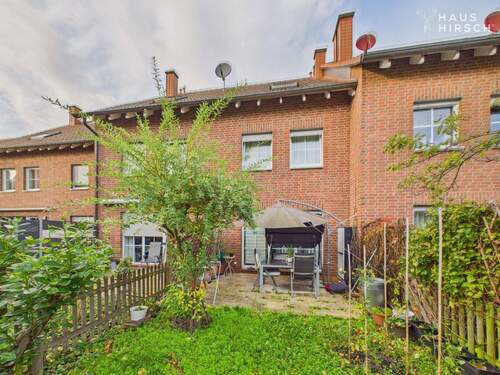 Hinten Ansicht - Ruhiges Reihenmittelhaus mit Terrasse, Garten und Stellplätzen