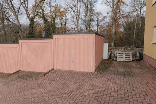Garagen mit Außenstellplatz - 1 Zimmer Einfamilienhaus in Großheubach