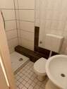 Badezimmer mit Dusche - Etagenwohnung mit 28,00 m&sup2; in Düsseldorf zur Miete