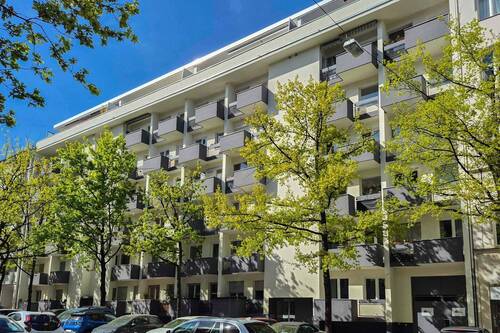 Hausansicht - Attraktive 2-Zimmer-Wohnung in Wilmersdorf mit Aufzug, Balkon und Tageslichtbad