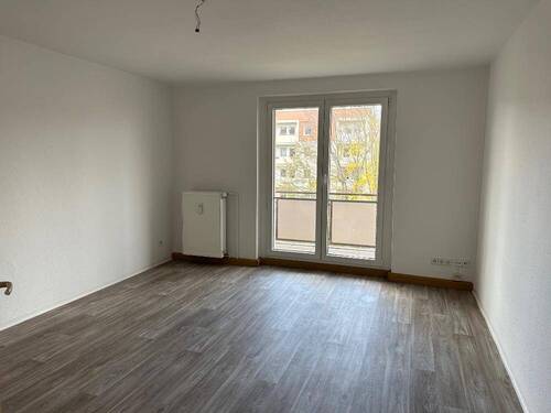 Wohnzimmer mit Balkon - 