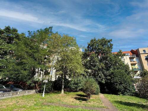 Innenhof - JETZT PORTFOLIO ERWEITERN Vermietete 3-Raum-Wohnung mit 2 Loggien, Gäste-WC & TG-Stellplatz