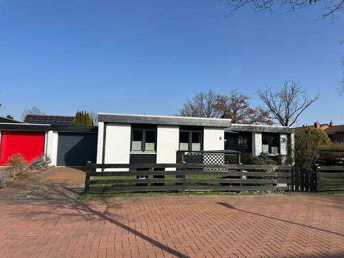Blick auf das Haus - Bungalow mit 128,00 m&sup2; in Hannover zum Kaufen