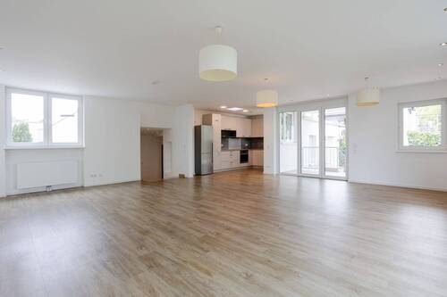 Wohn-/ Essbereich Ansicht II - 9 Zimmer Bungalow in Frankfurt am Main