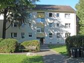 Vorderansicht Wohngebäude mit Hauseingang - Platz für die junge Familie in Heppenheim - 3,5-Zimmer-Wohnung