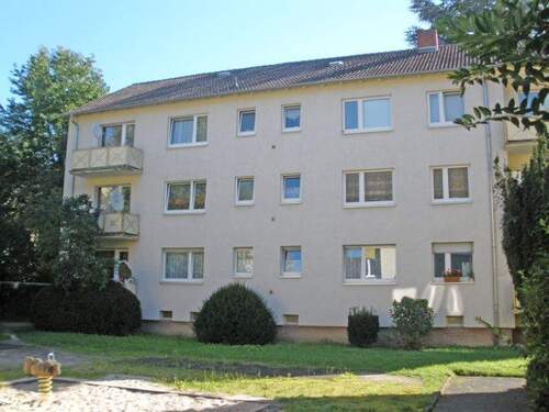 Rückansicht Wohngebäude mit Außenanlage - 3 Zimmer Etagenwohnung zur Miete in Heppenheim