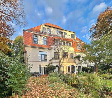 Haus Hinteransicht - Wohnen im Grünen! Elegante 3-Zimmer-Wohnung mit Balkon am Weißen Hirsch