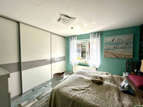 Schlafzimmer mit Einbauschrank - 