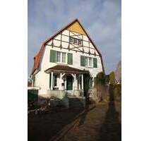 Wohnhaus auf großem Grundstück mit Garage und Carports - Erwitte