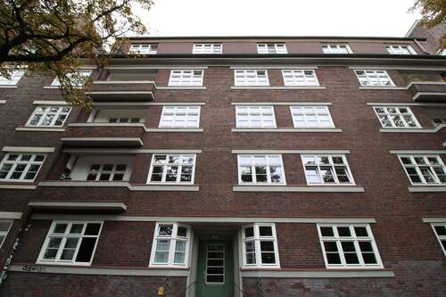 Hausansicht - 2 Zimmer Wohnung am Lattenkamp - mit Potenzial zur Neugestaltung über den Dächern von Winterhude