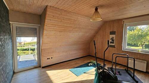 kleines Schlafzimmer mit Balkonzugang - 