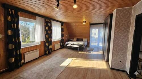 großes Schlafzimmer mit Balkonzugang - 