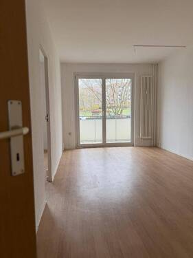 Wohnzimmer mit Balkon - 3 Zimmer Etagenwohnung zur Miete in Wilkau-Haßlau