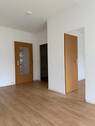 Wohnzimmer mit Blick zur Küche + KiZi - Etagenwohnung mit 55,50 m&sup2; in Wilkau-Haßlau zur Miete