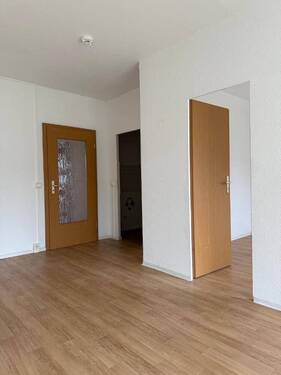 Wohnzimmer mit Blick zur Küche + KiZi - Etagenwohnung mit 55,50 m&sup2; in Wilkau-Haßlau zur Miete