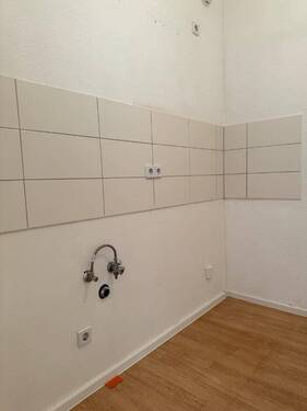 Küche mit modernem Fliesenspiegel - 