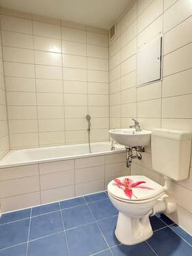 Gefliestes Bad mit Wanne - 
