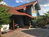 Westseite, Eingang und Carport - Am Waldrand gelegenes Einfamilienhaus mit ELW und parkähnlichem Garten