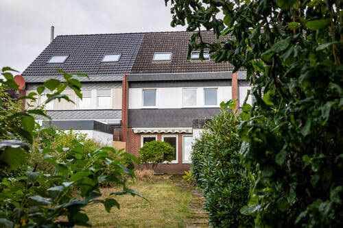Rückseite - *** liebevolles RMH in ruhiger LAGE mit GARAGE und 6 ZIMMERN ***