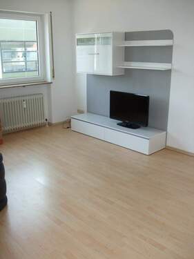 Wohnzimmer mit 2 Fenstern - 2 Zimmer Etagenwohnung in Erlangen