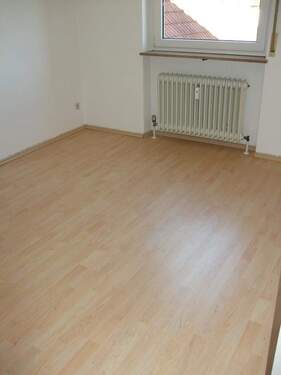 Schlafzimmer mit Laminat - Etagenwohnung mit 44,00 m&sup2; in Erlangen zur Miete