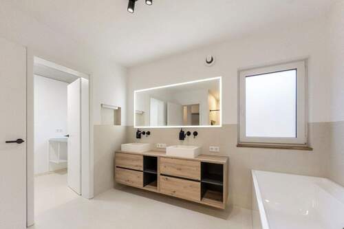 Bad mit Doppelwaschtisch - 